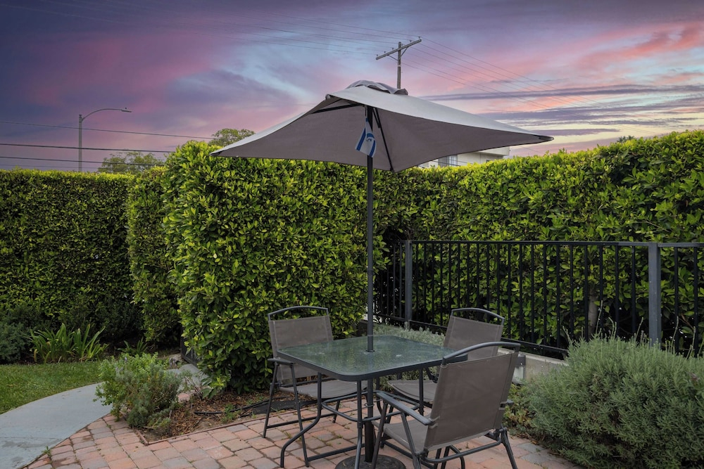 10mins to Rodeo Drive, 15mins to Venice Modern 4bdr Shenandoah by Avantstay
