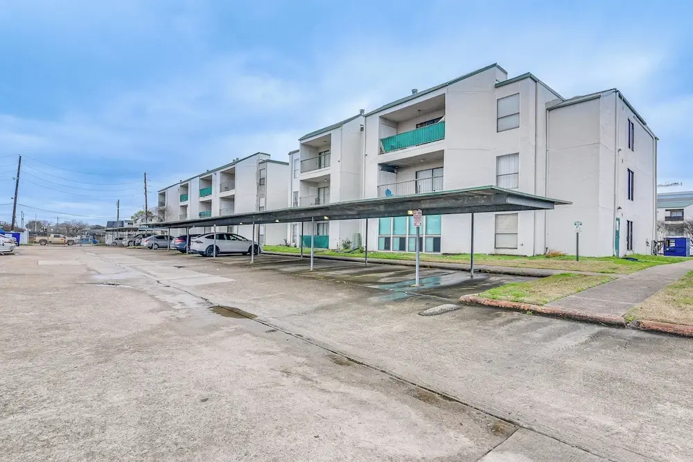 Houston Condo w/ Pool Access ~ 1 Mi to NRG Stadium