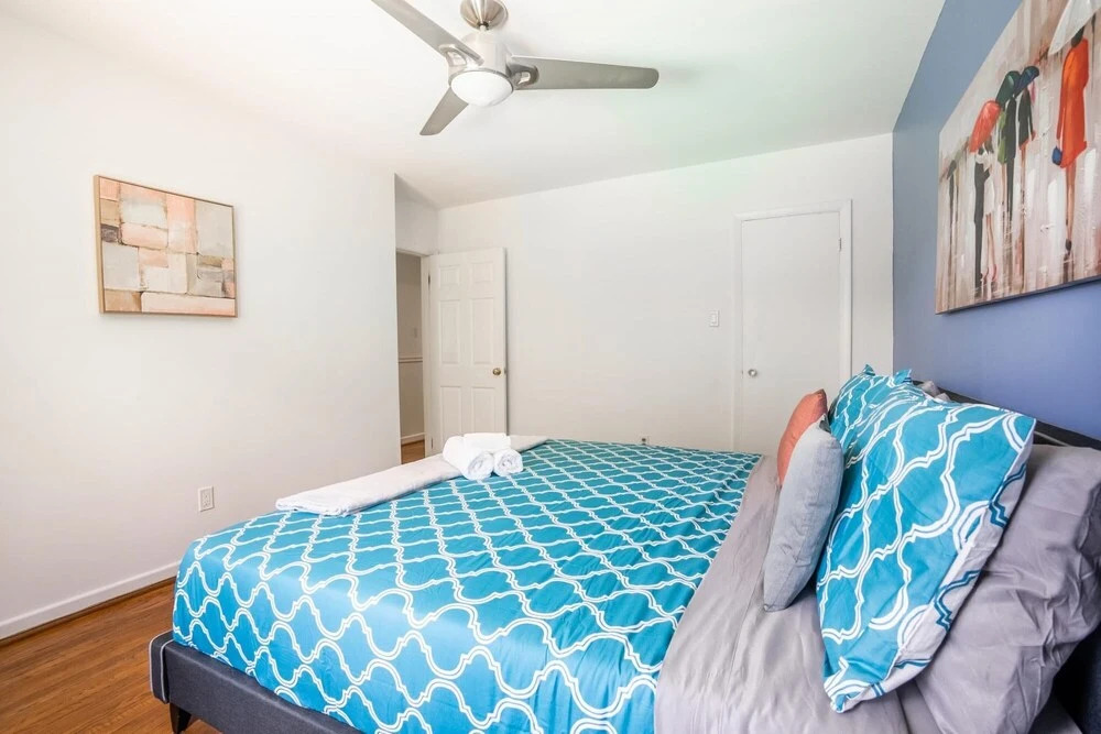 4BR Family Home - w Private Pool and Games Room