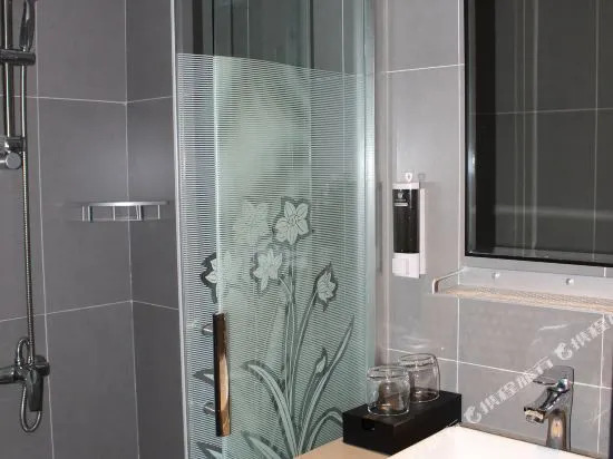 Ease Hotel (Shanghai Siping Road Tongji University)
