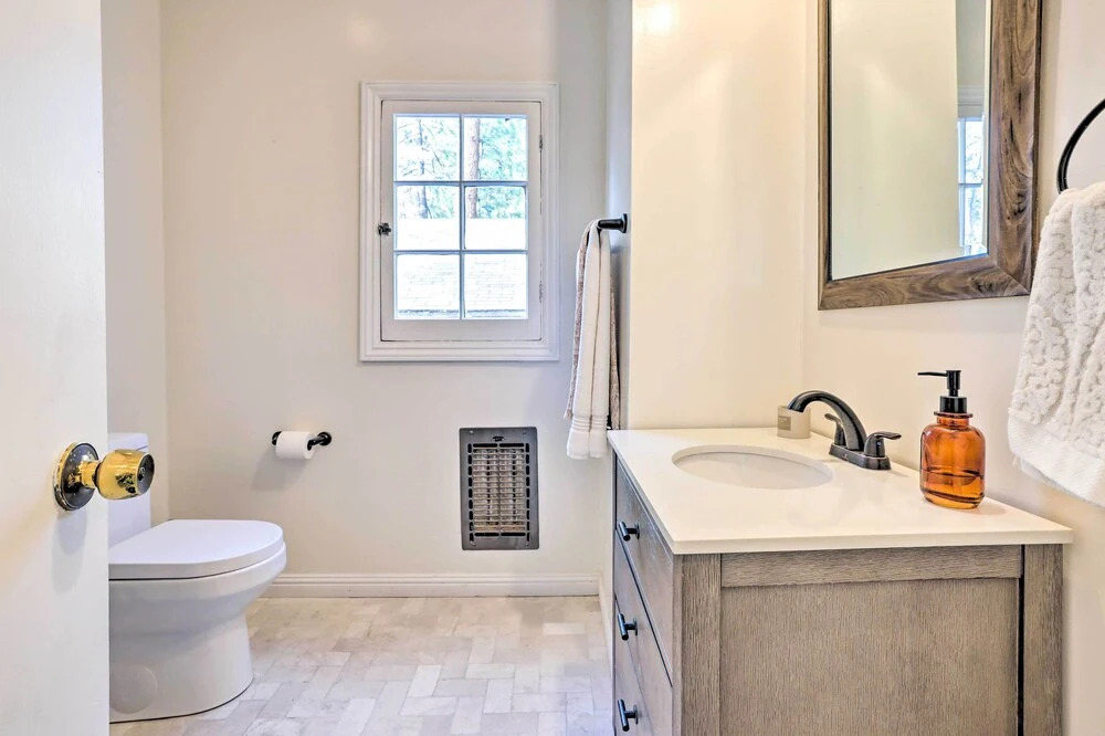 Cozy Home, 1/2 Mi to Downtown, 4 Mi to Hikes!