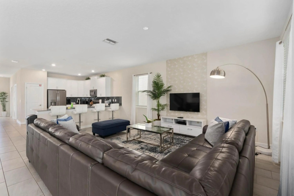 8 Bedroom Resort Style Home close to Disney.