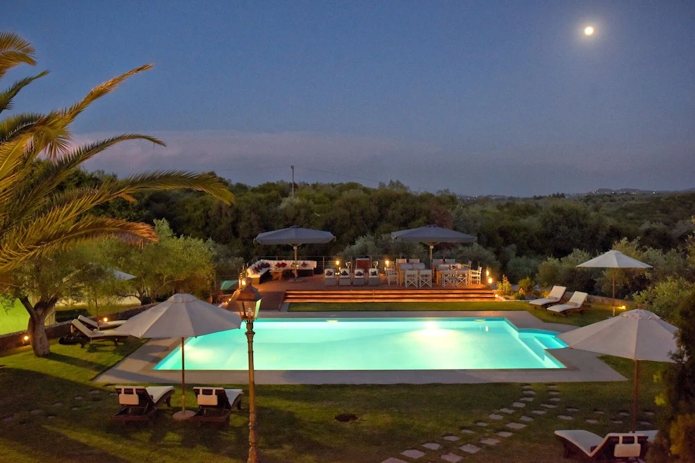 Beautiful 9-Bed Villa in Gouvia with Tennis Court