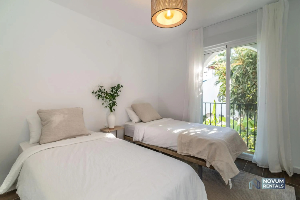 TOP RENOVATED 3-BDRM TOWNHOUSES with POOL, BBQ & ROOFTOP TERRACES