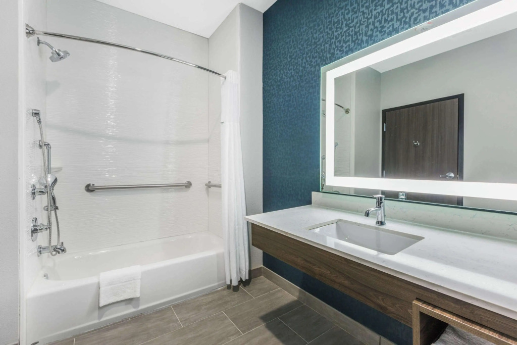 La Quinta Inn & Suites by Wyndham Galveston West Seawall