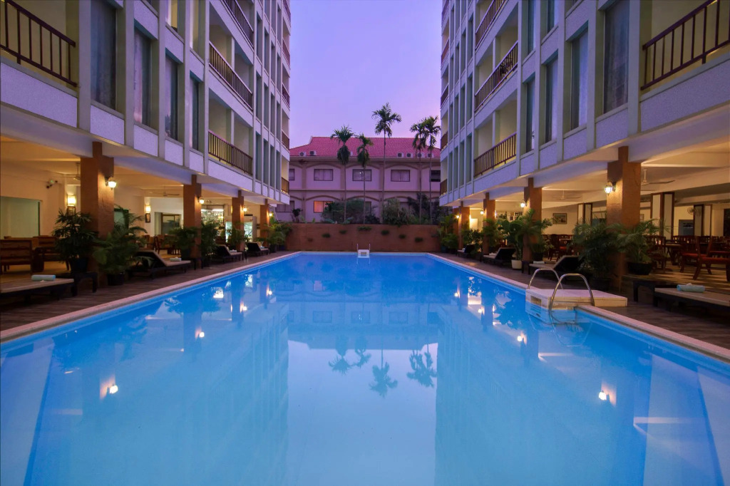 Smiling Deluxe Hotel