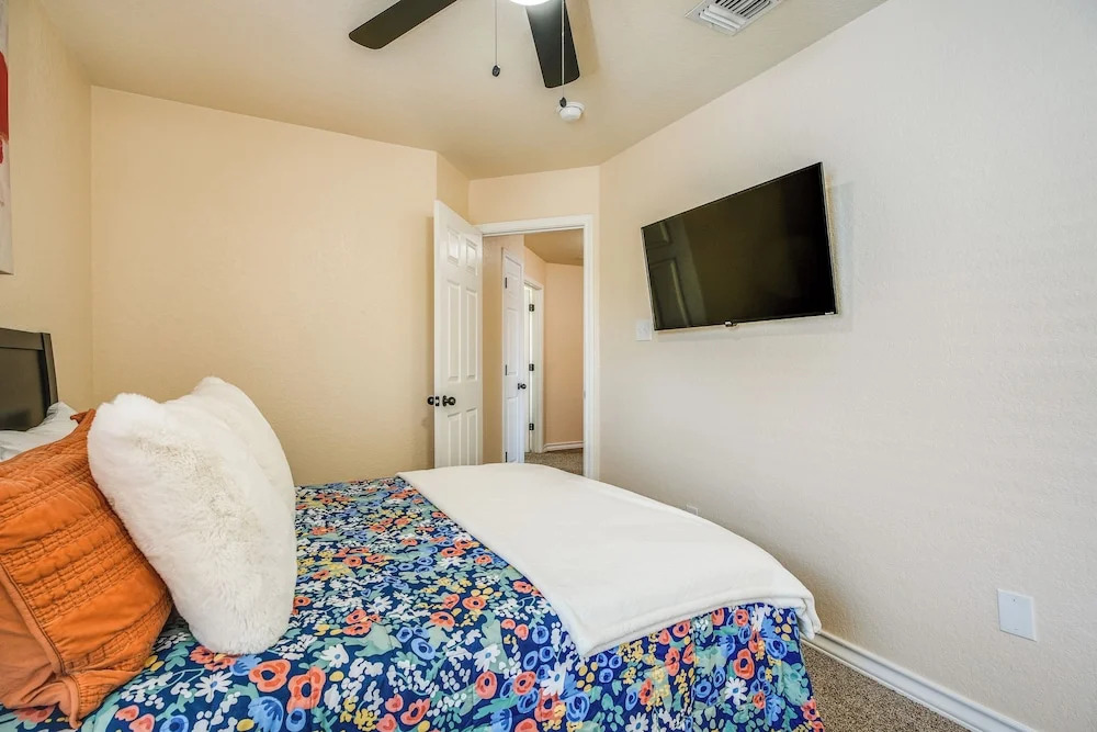 San Antonio Townhome ~ 2 Mi to Aquarium!