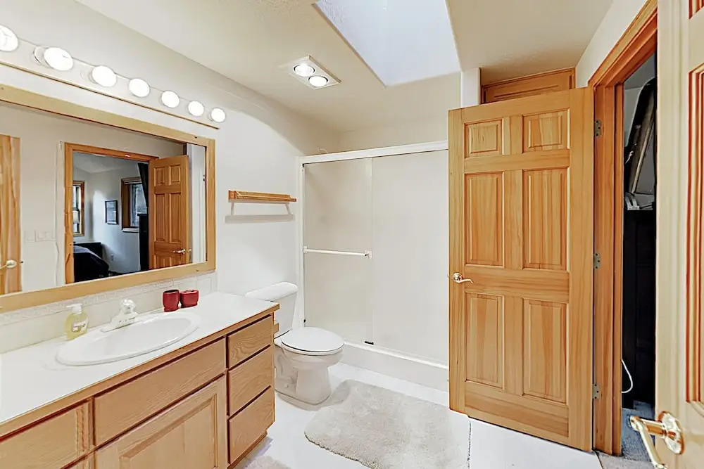 Tranquil North End Gem W/ Hot Tub & Bikes 5 Bedroom Home