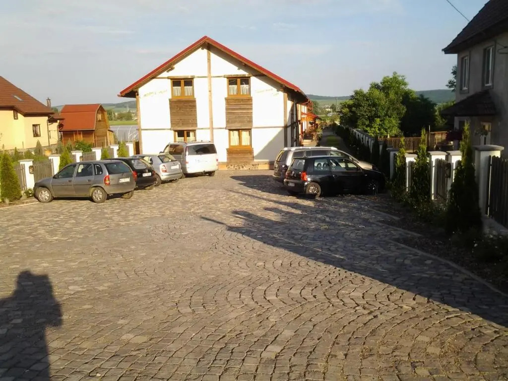Country Court