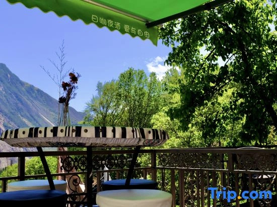 FlowerFields Bar&Cafe&Guesthouse