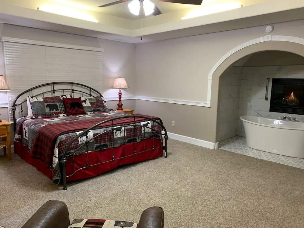 ER316- Black Bear Hideaway Great location- Close to town cabin