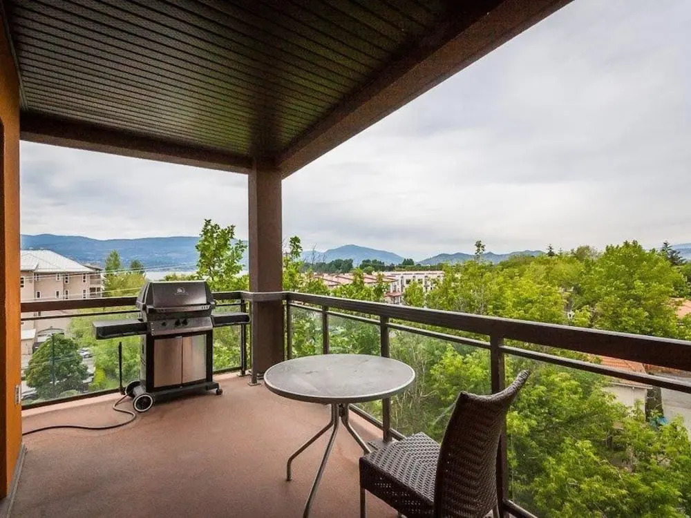 Corner Apartment with Lake View #518