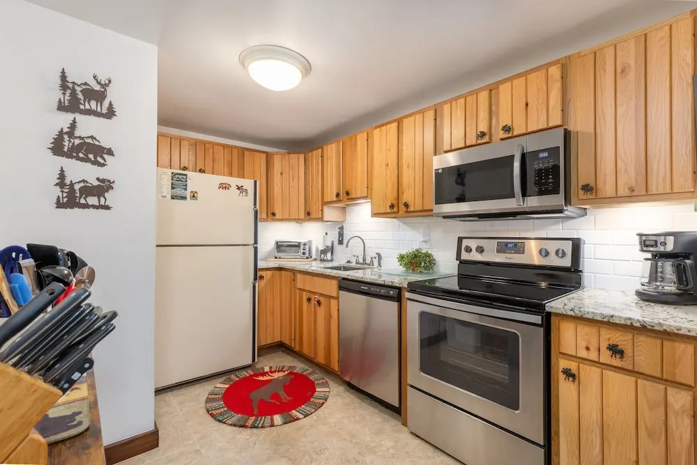 Cozy Seven Springs 1 Bedroom Deluxe Condo with Private Deck by RedAwning - Save 10% on 3 Nights, 15% on 5 Nights!