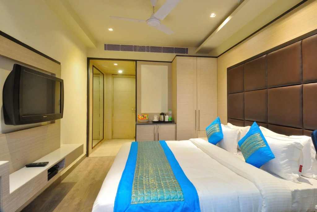 Hotel Royal Grand - Opposite Axis Bank East Patel Nagar