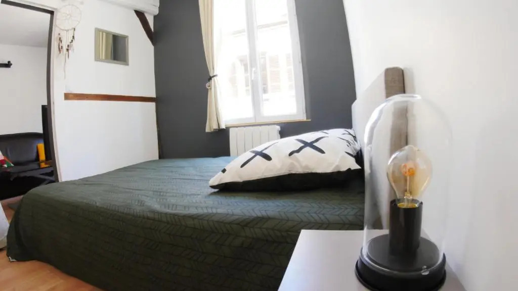 Coeur de ville, joli 2 pieces au 1er étage, Wifi !