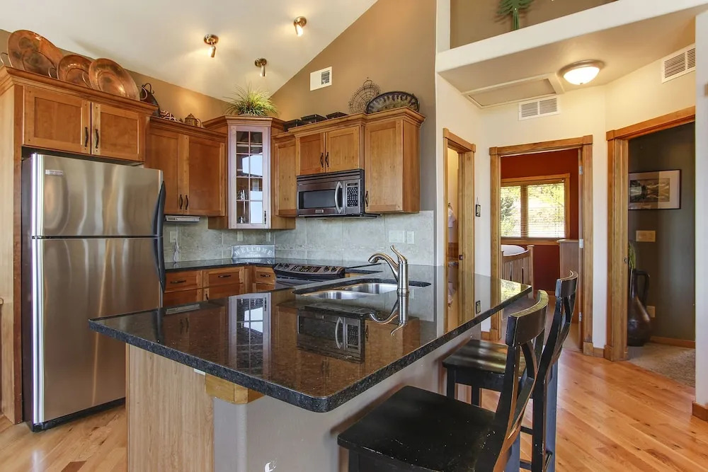 The Twin Owls 21a 2 Bedroom Condo by RedAwning