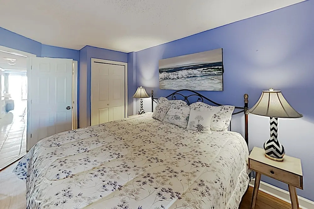 New Listing! Beachfront W/ Pool & Balcony 1 Bedroom Condo