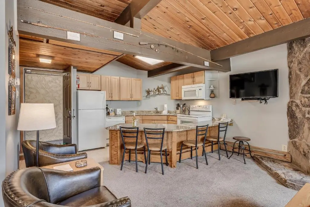 Laurelwood Condominiums Studio Deluxe Unit 115