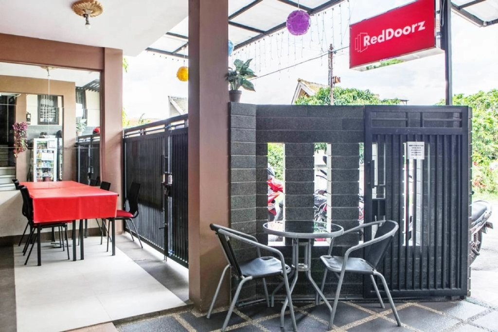 RedDoorz Plus near Isola UPI