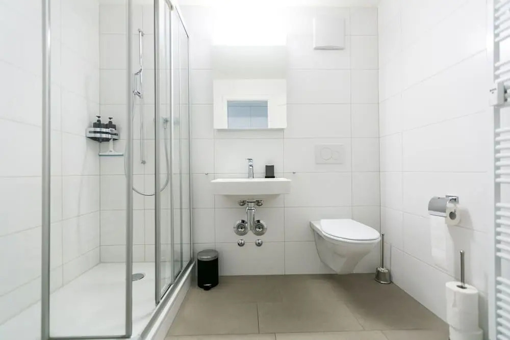 Modern Flat w Netflix Balcony top Location