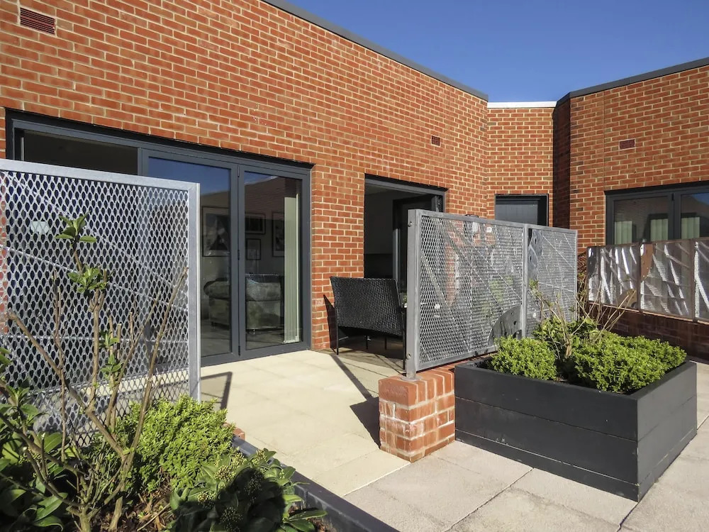 Tudors eSuites Roof Garden Penthouse with Gated Parking