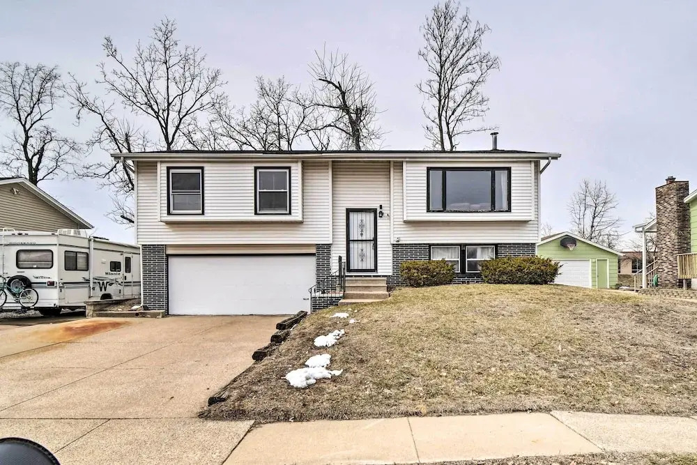 Cedar Rapids Rental w/ Yard ~ 6 Mi to Downtown!