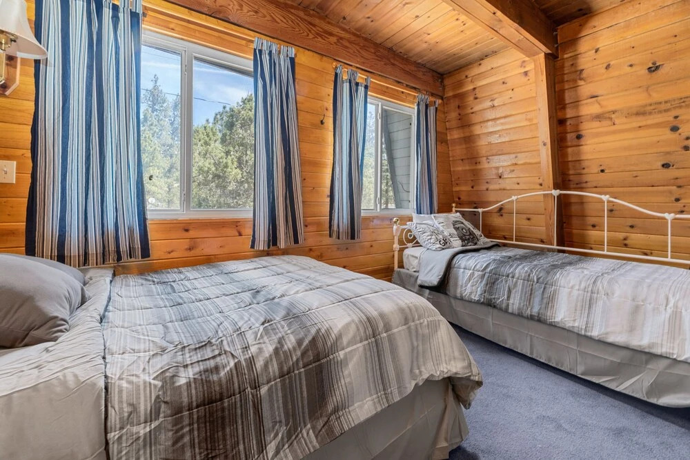 The Grizzly Grotto - Gorgeous Gambrel With Gaming Consoles And Fast Wifi! 3 Bedroom Cabin