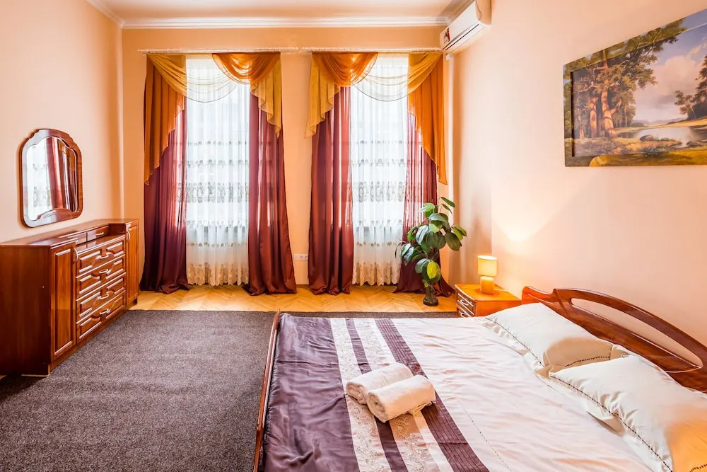 Three rooms in the center on Kulisha