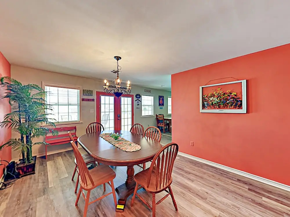 1313 S Magnolia St Home - 3 Br home by RedAwning