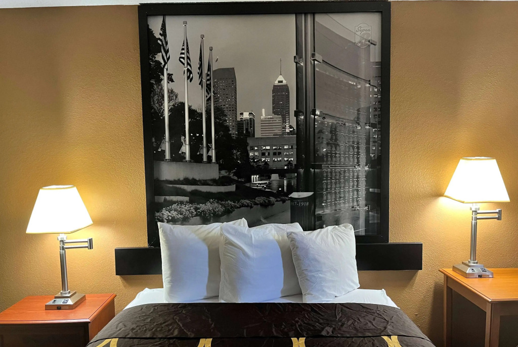 Super 8 by Wyndham Indianapolis/NE/Castleton Area