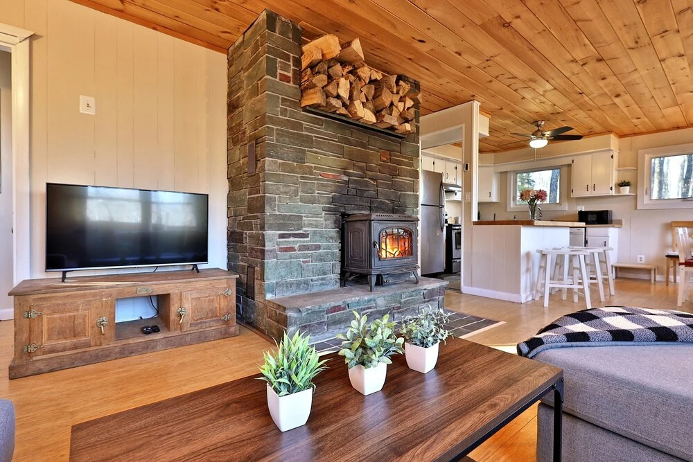 Your Ski Home: Powder Park Place - Upper Level. Close To Killington. Hot Tub. 4 Bedroom Home