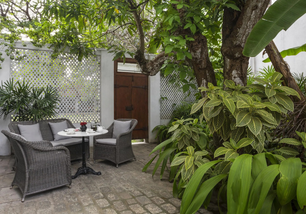 Maniumpathy Hotel