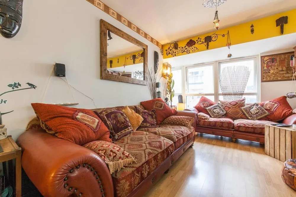 Amazing Riverside Boheme Home in SW London!