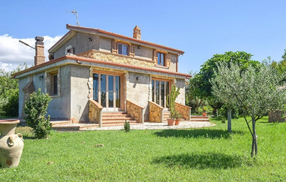 Beautiful Home in Isola di Capo Rizzuto With 3 Bedrooms