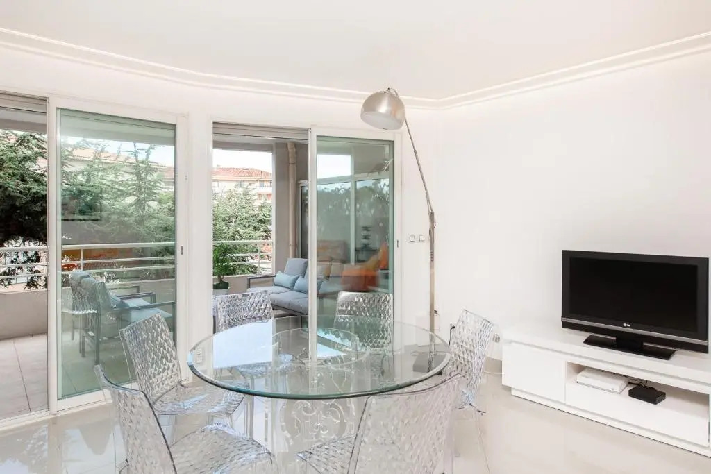 Martinez Hotel Area: Modern 3 Bedrooms W/ Terrace