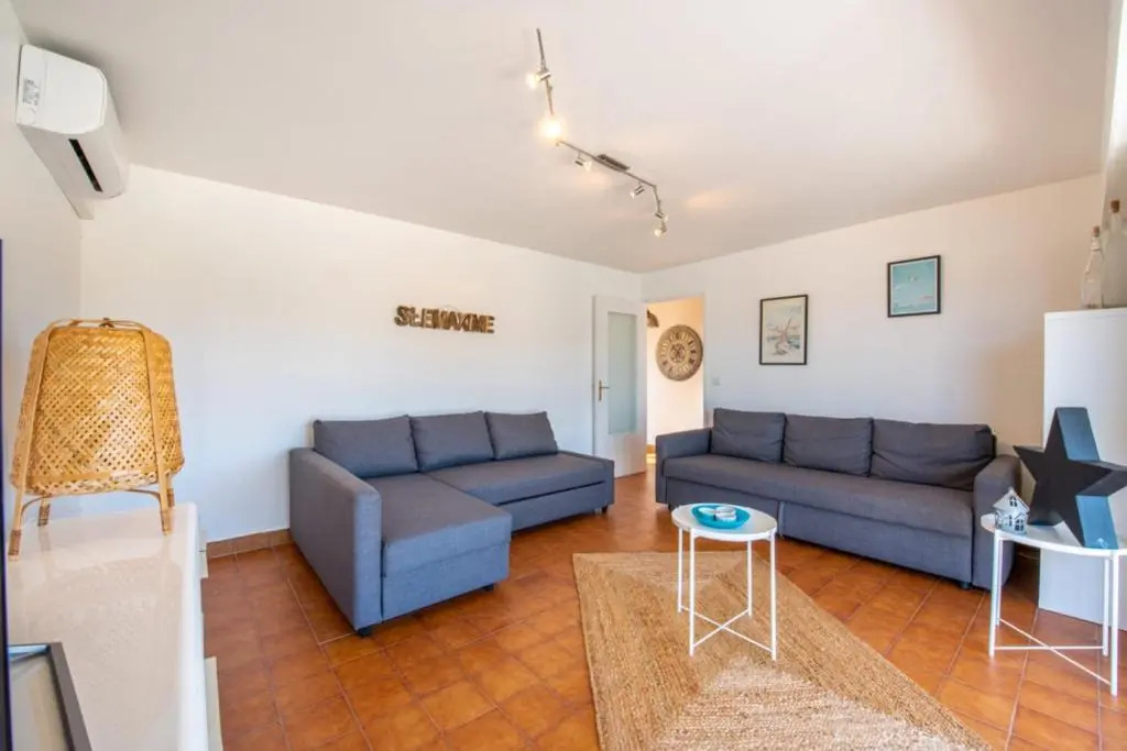 Apt with Pool 10 Min From the Beach