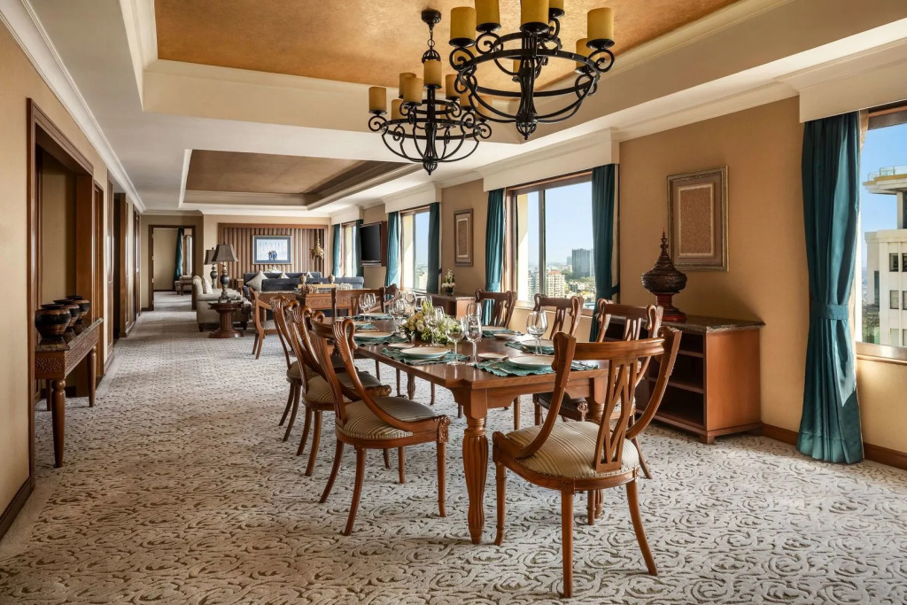 Sule Shangri-La, Yangon