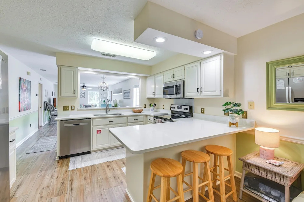 Breezy PCB Vacation Rental w/ Lanai, Walk to Ocean