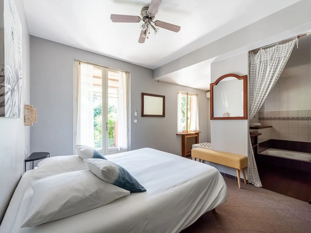 Lavish Holiday Home in La Croix-valmer With Swimming Pool