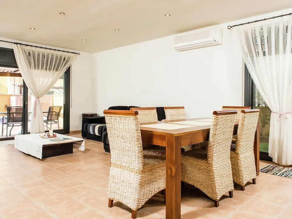 Pretty Holiday Home in Sant Pere Pescador With Swimming Pool