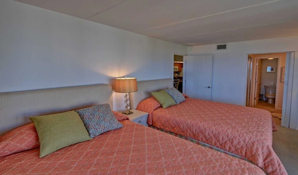 Edgewater 507 Minium 3 Bedroom Condo by RedAwning
