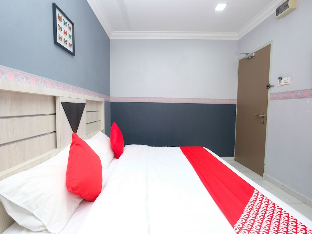 OYO 89587 IM Hotel
