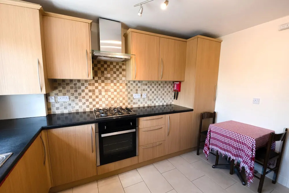 Immaculate 2-bed Apartment in Isleworth by River
