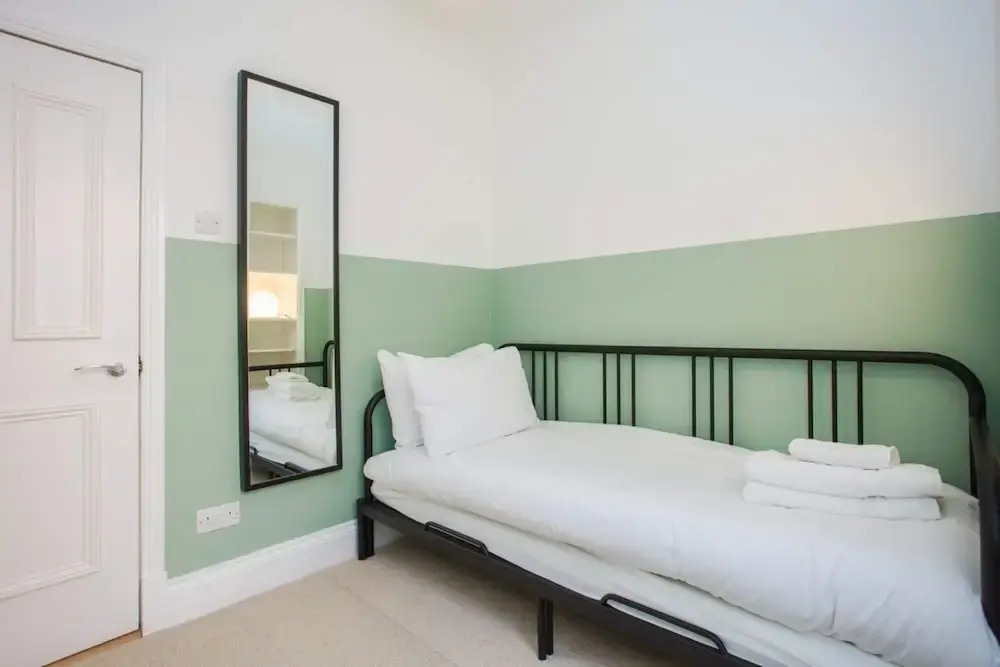 Stylish & Modern 3 Bed Flat in NW London With Garden