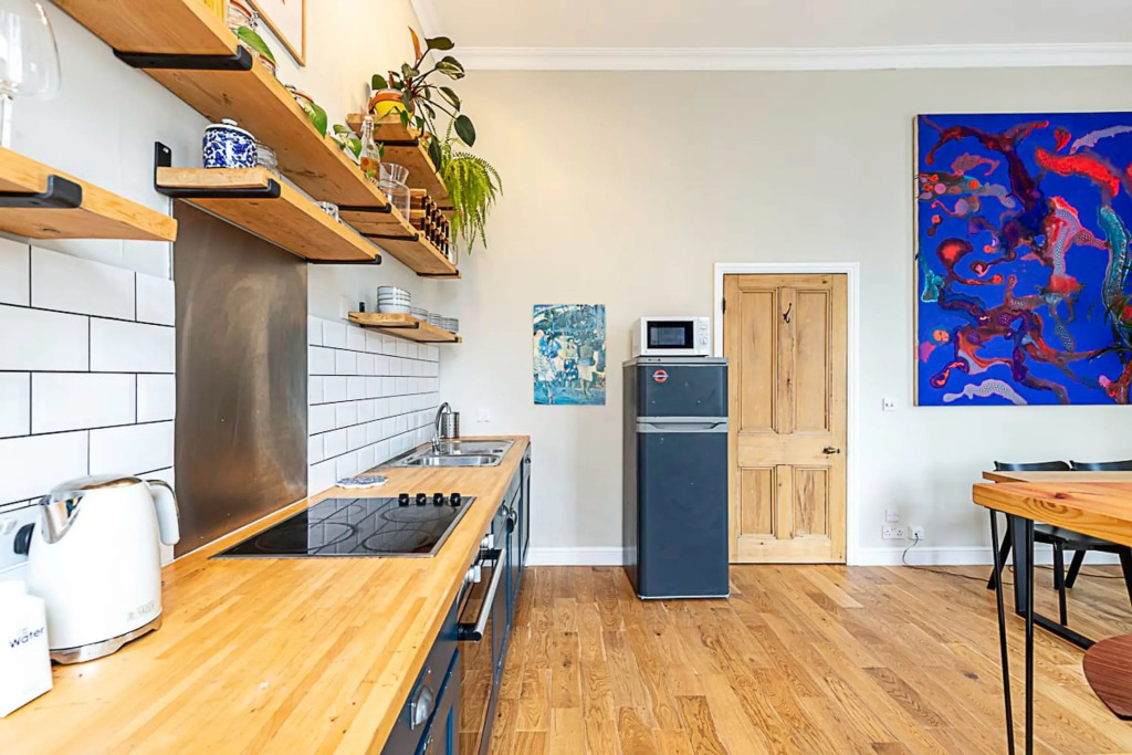 Beautiful Two Bedroom Abode Near Victoria