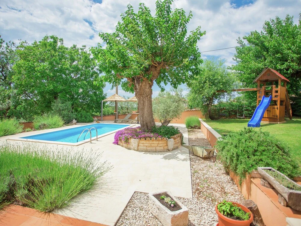 Rustic Villa in Dracevac With Outdoor Pool