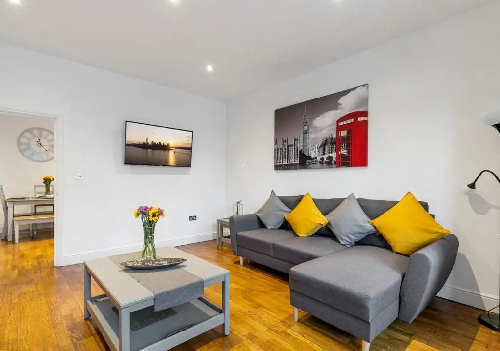 Two Bed Flat in Bush Hill Park