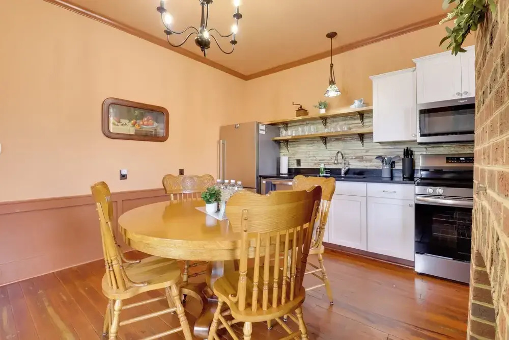Walk to Downtown: Historic Home in Edentons Heart