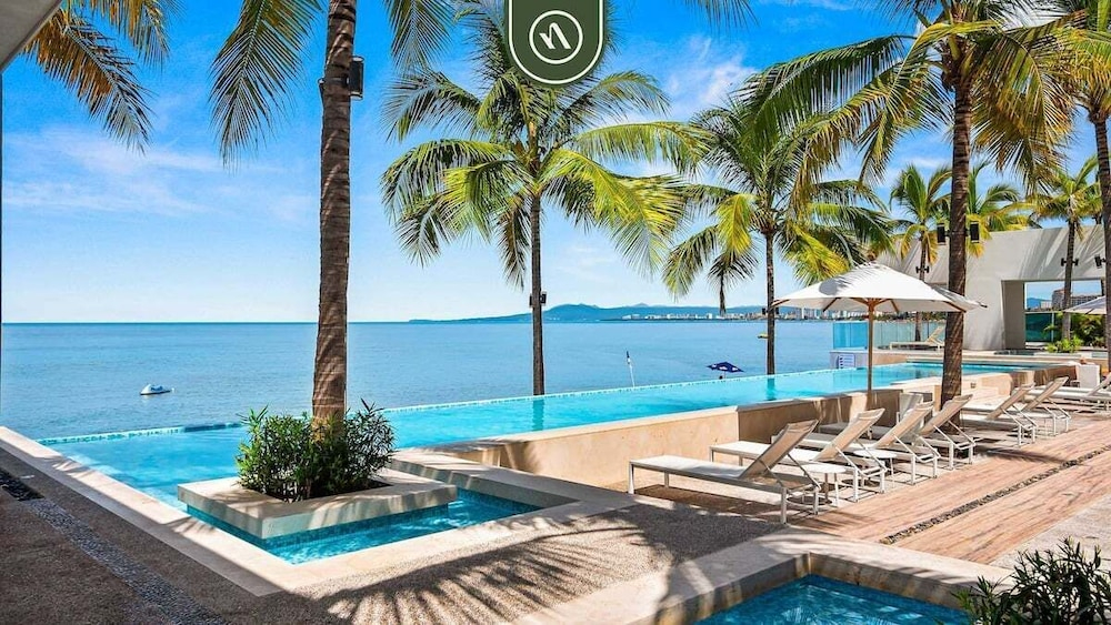 Oceanview Studio - King Bed - Pools - Beachclub