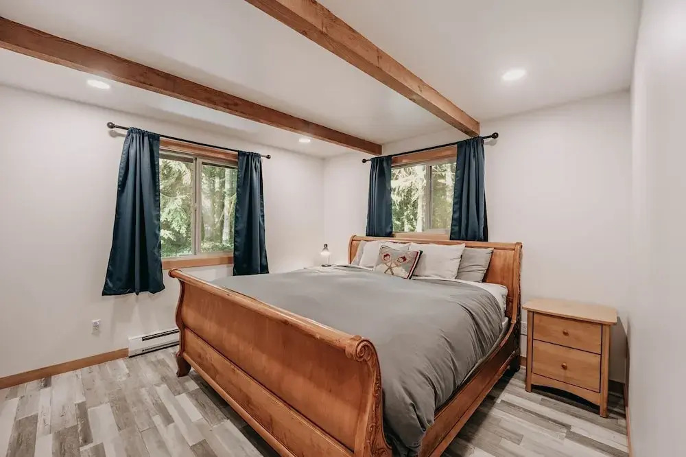 48sl - Hot Tub - Pets Ok - Wifi - Wood Stove - Sleeps 5 3 Bedroom Home by Redawning